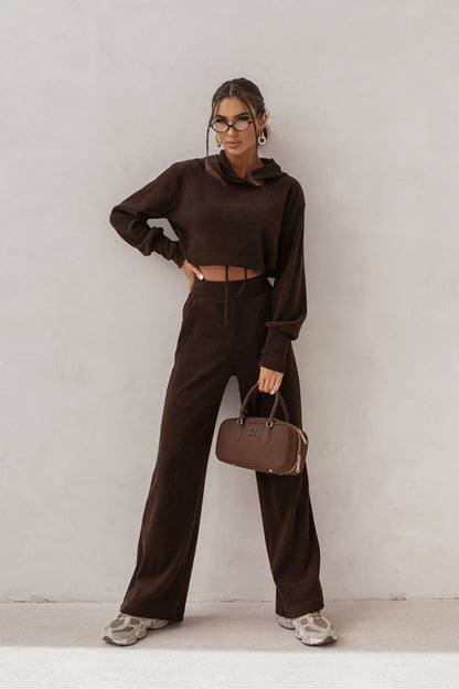 Close-up of the LaBalancia HOPE Set; soft brown sweatshirt and matching loose-fit pants crafted from 70% viscose and 30% polyester for ultimate breathability and style.