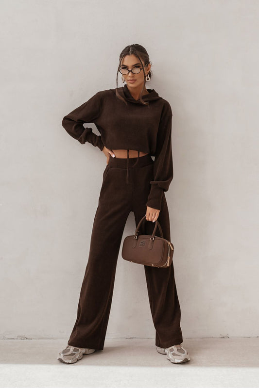 Close-up of the LaBalancia HOPE Set; soft brown sweatshirt and matching loose-fit pants crafted from 70% viscose and 30% polyester for ultimate breathability and style.