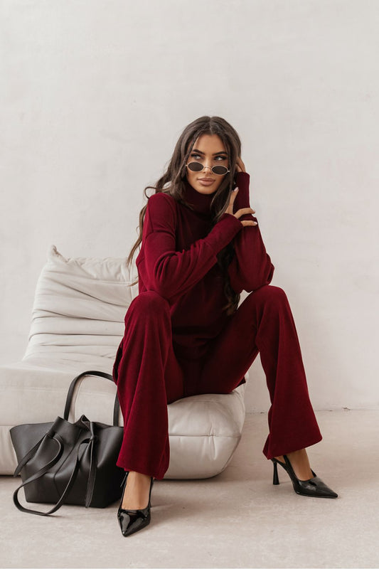 Elegant burgundy PRIAH set for women by LaBalancia featuring a stylish sweatshirt and trousers, crafted from a luxurious viscose blend.