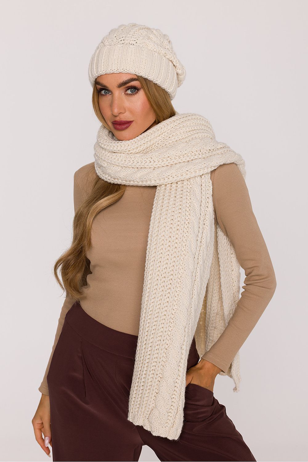Elegant warm shawl scarf by Moe, embodying comfort in a luxurious soft yarn with a braided pattern, measuring 40cm x 190cm.