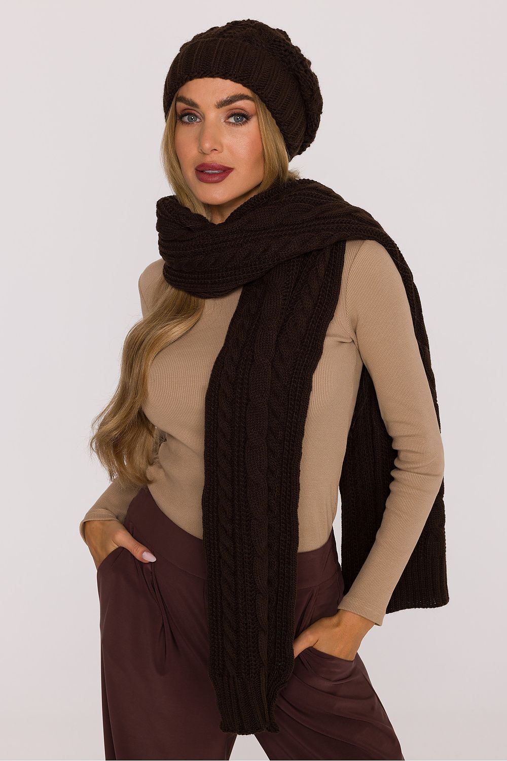 Sleek and stylish luxury scarf from Moe, crafted from soft acrylic and nylon yarn, featuring a classic braided pattern for a warm and sophisticated look.