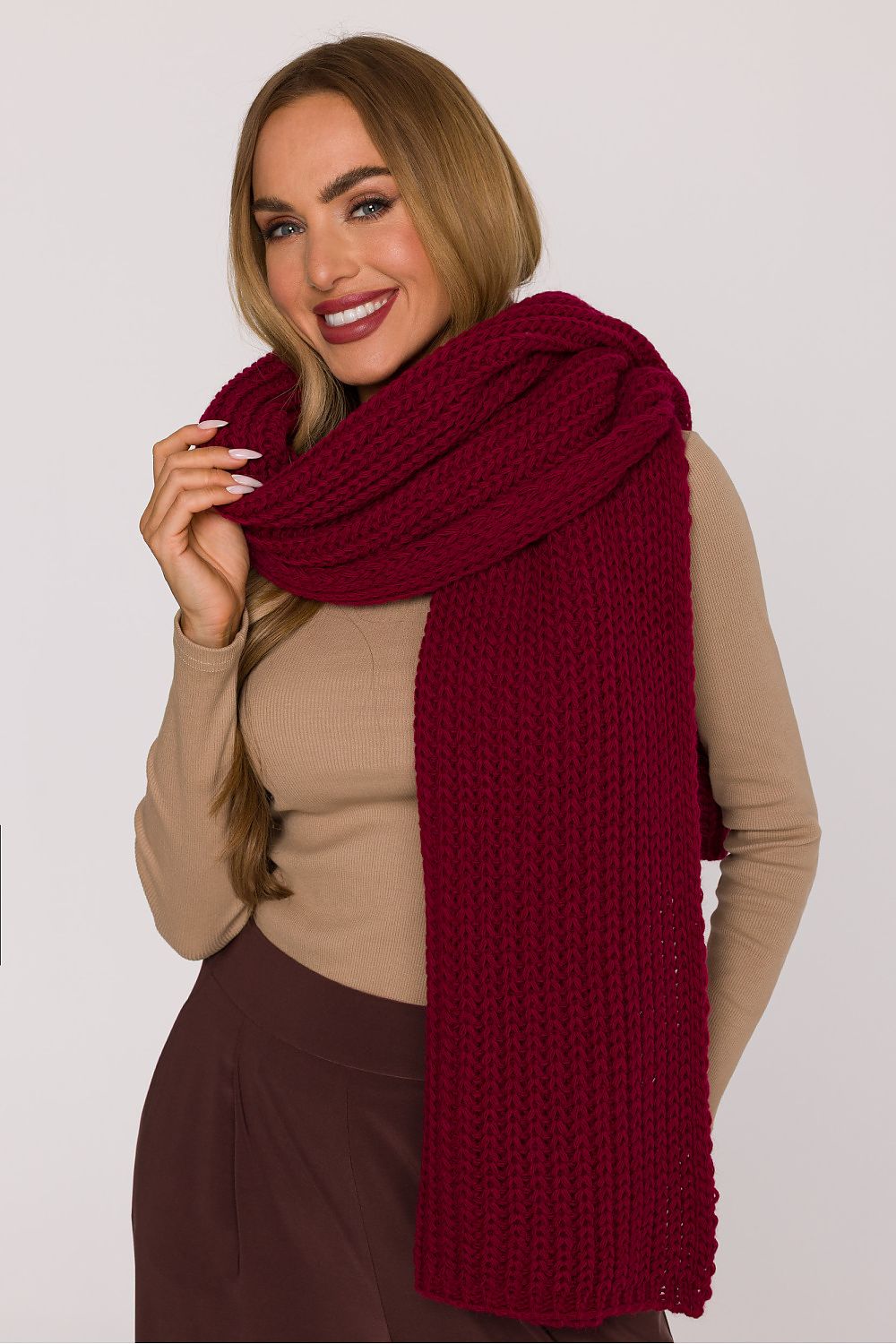 Elegant ribbed acrylic and nylon shawl by Moe, measuring 170cm x 45cm, showcasing its luxurious texture and warmth.