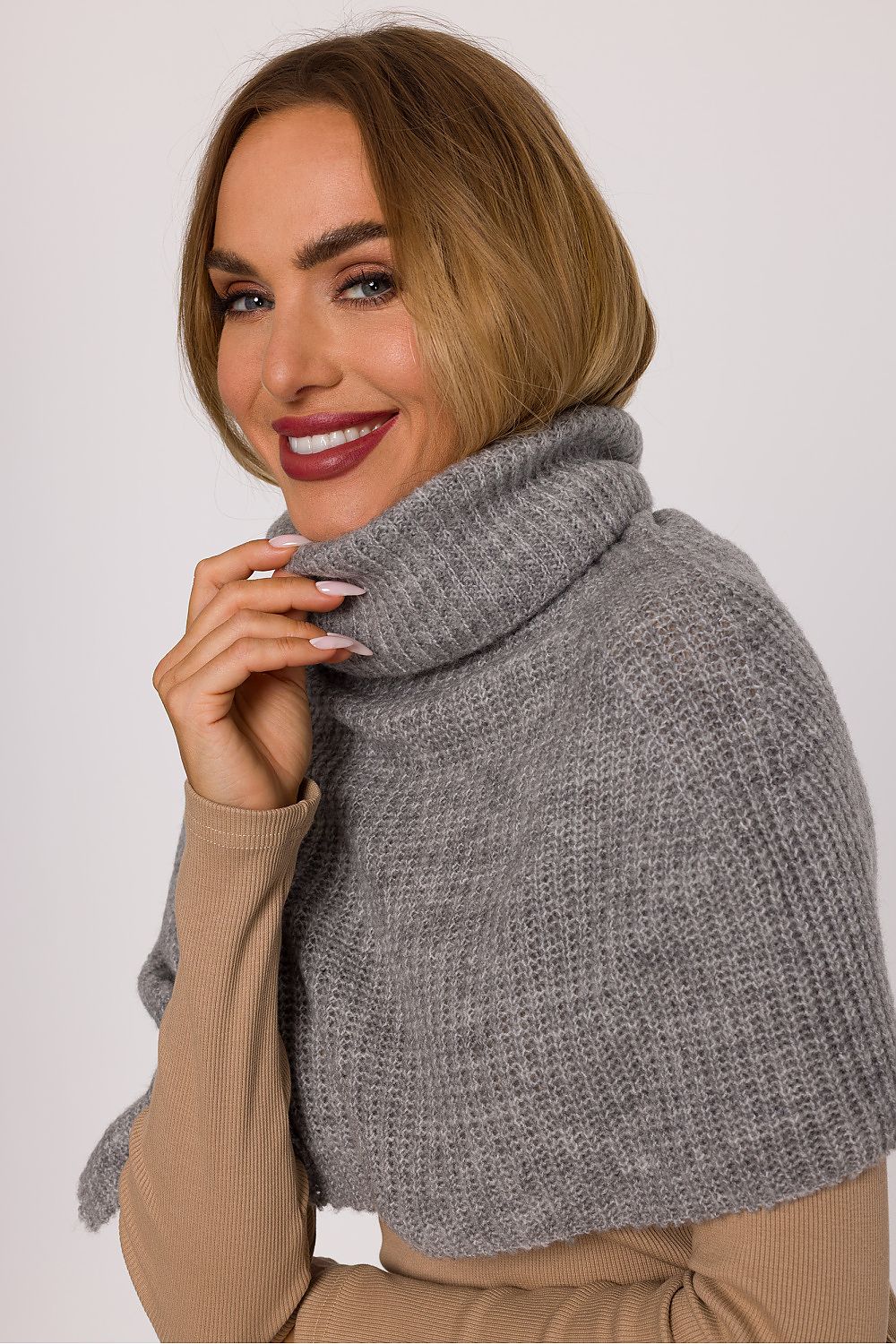 Elegant infinity scarf by Moe, perfect for winter stylizations, offering a soft and warm experience with its unique high collar.