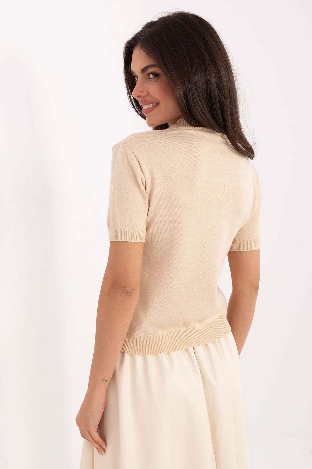 Elegant round neckline short sleeve women's sweater with a delightful heart print, designed by Factory Price for a stylish and comfortable fit.