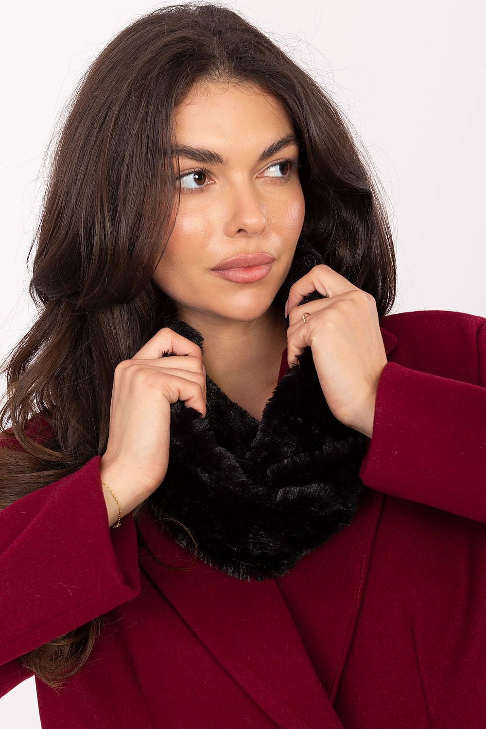 Stylish polyester neck warmer by AT, highlighting its ability to combine luxury and warmth for winter fashion.