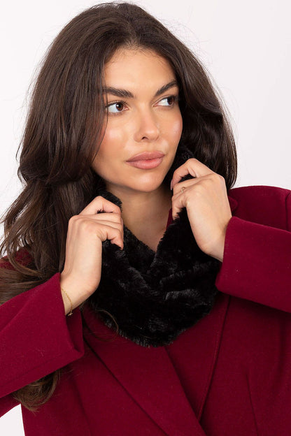 Stylish polyester neck warmer by AT, highlighting its ability to combine luxury and warmth for winter fashion.