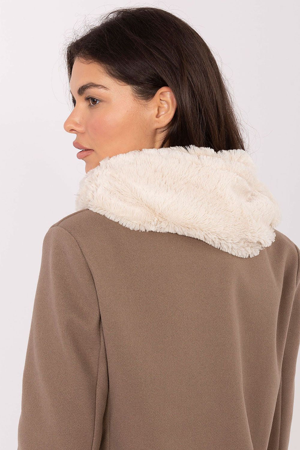 Elegant soft polyester scarf collar by vendor AT, showcasing comfort and warmth, ideal for complementing winter outfits.
