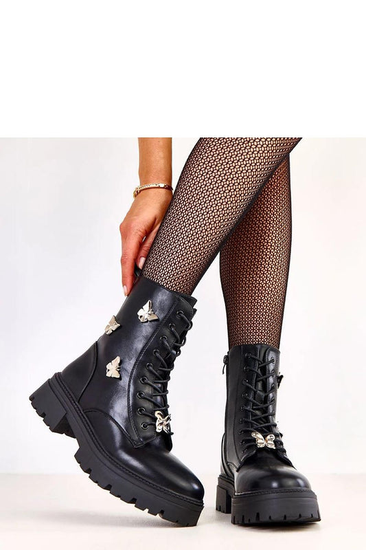 Elevate your style with Solea's luxurious women's ankle boots featuring a round toe, adorned with charming butterfly details and a sleek 5 cm heel, perfect for any upscale occasion.