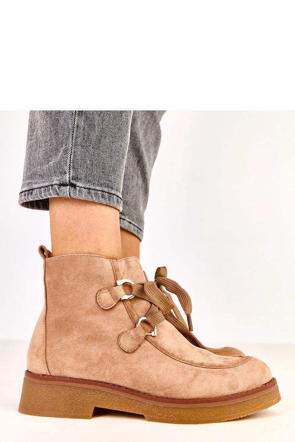 Solea Women's insulated ankle boots featuring a 4 cm heel for stability, designed with a chic round toe and a side zipper for easy wear.