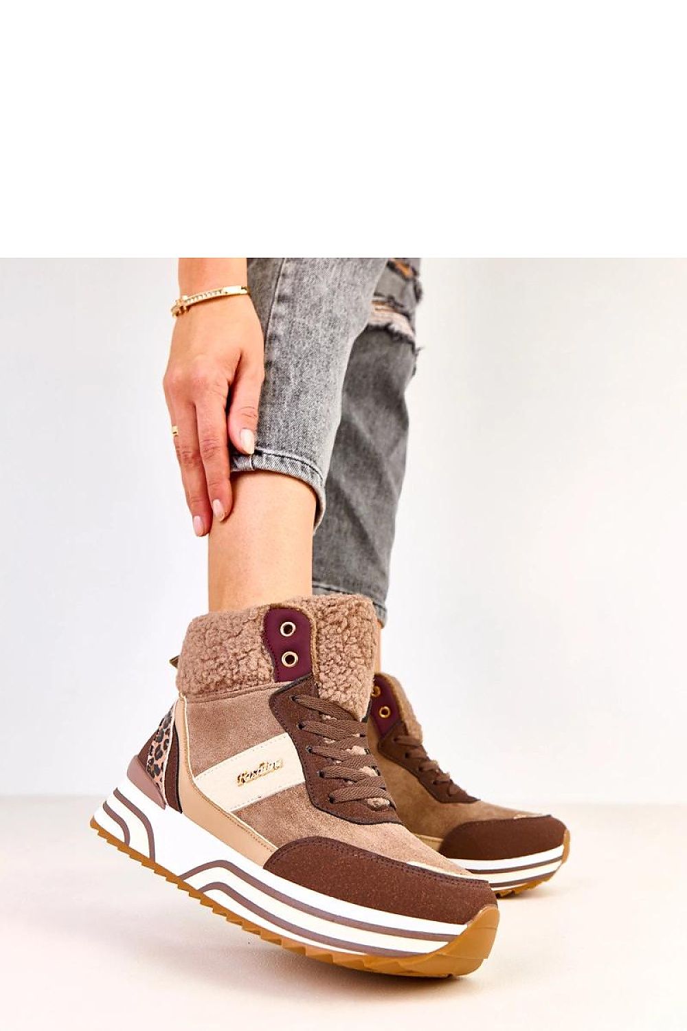 Elegant Solea women's sports shoes, crafted from suede-like material with a warm fur lining, perfect for contemporary stylish looks.