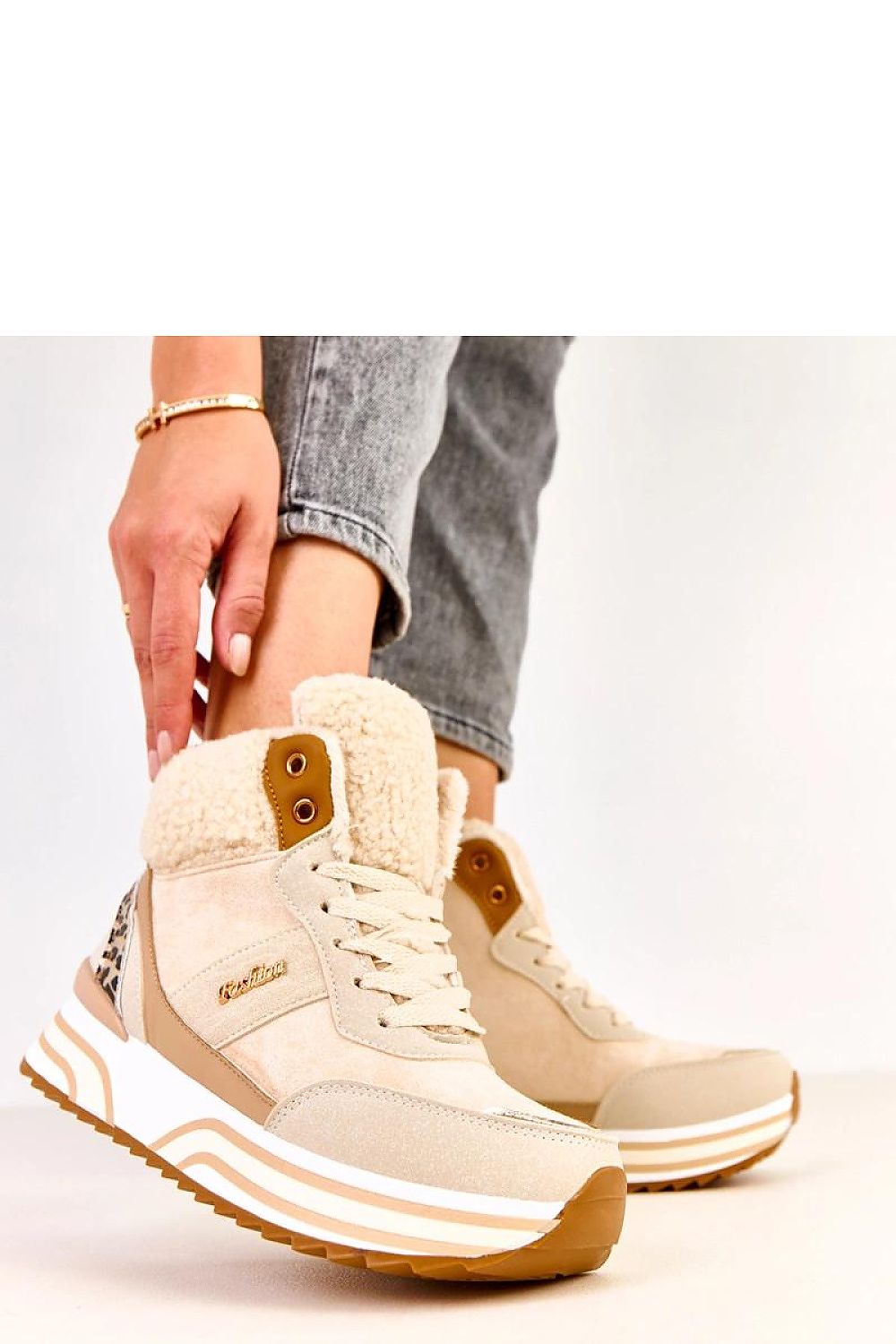 Elegant Solea sport shoes for women in eco leather, ideal for a fashionable sporty look, combining warmth and comfort.