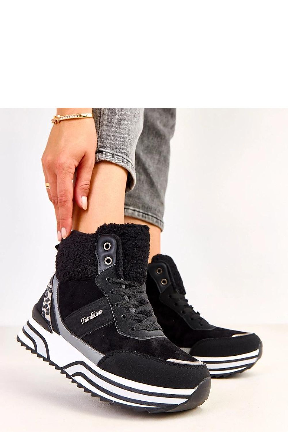 Elegantly designed Solea women's eco leather sports shoes featuring soft fur lining, showcasing a sleek round toe and stylish platform height of 3.5 cm, perfect for autumn-winter fashion.