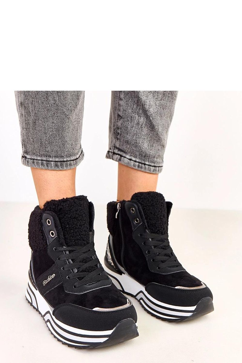 Chic Solea eco leather sports shoes with fur lining, designed for comfort and style, highlighted by a functional side zipper and a fashionable sporty silhouette.