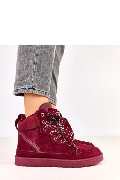 Elegant Solea women's sport shoes showcasing a 2.5 cm platform for enhanced stability, designed with thick laces for a modern sporty look.