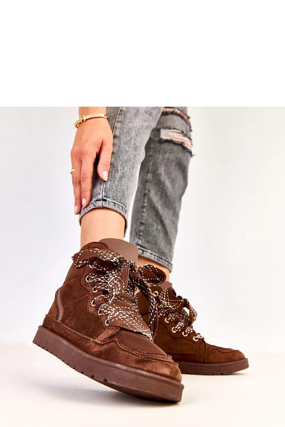 Side view of Solea women's sports shoes, featuring a chic round toe and stylish platform, perfect for the fashionable woman seeking comfort and modern design.