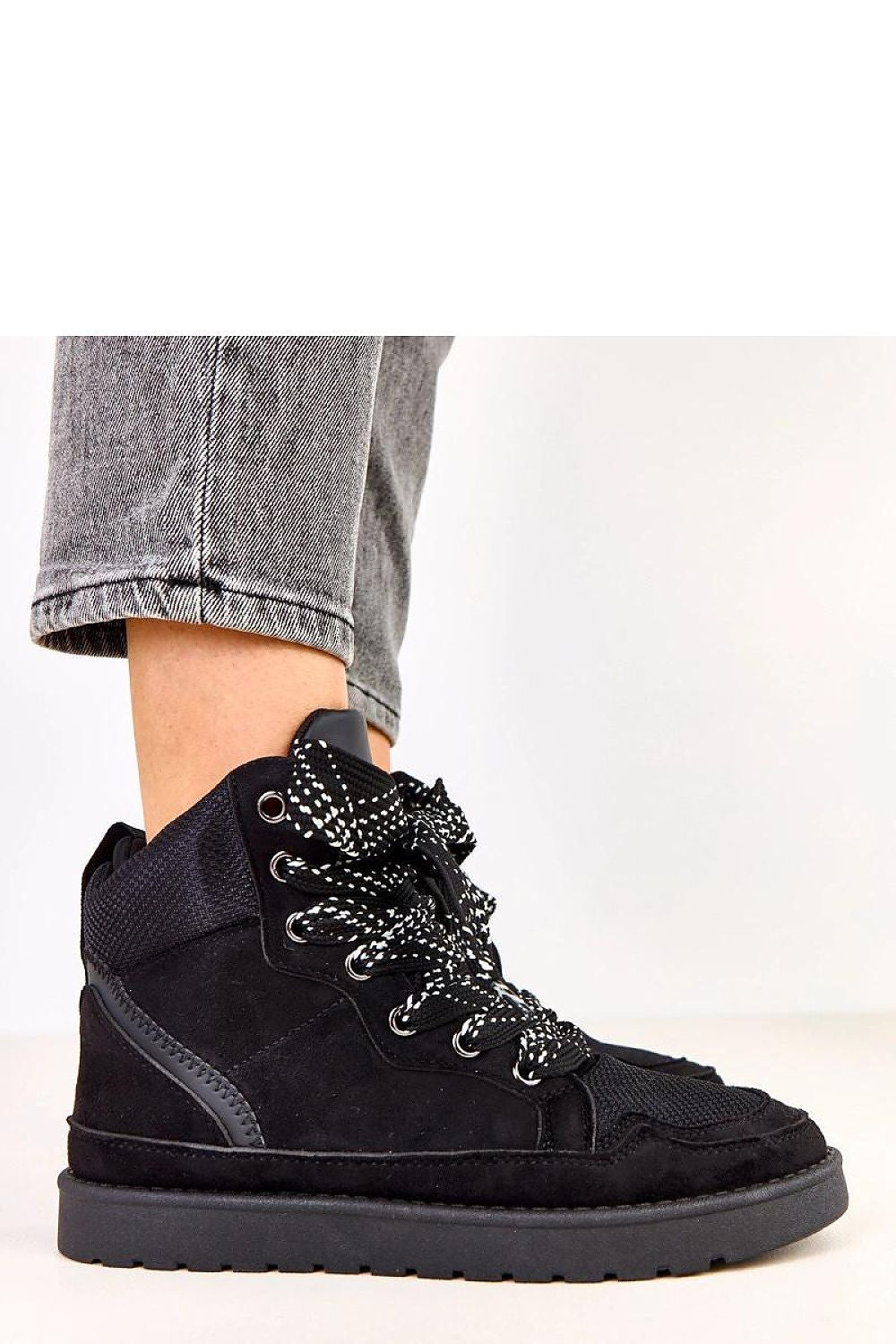 Stylish Solea Women's Sports Shoes featuring thick laces and a round toe, perfect for those seeking elegance and comfort in a sporty look.