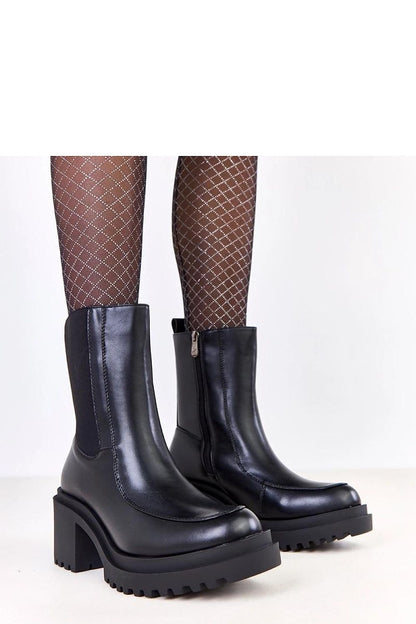 Solea elegant vegan leather ankle boots in classic black, featuring a 7.5 cm heel and 18 cm shaft, perfect for stylish winter outfits.