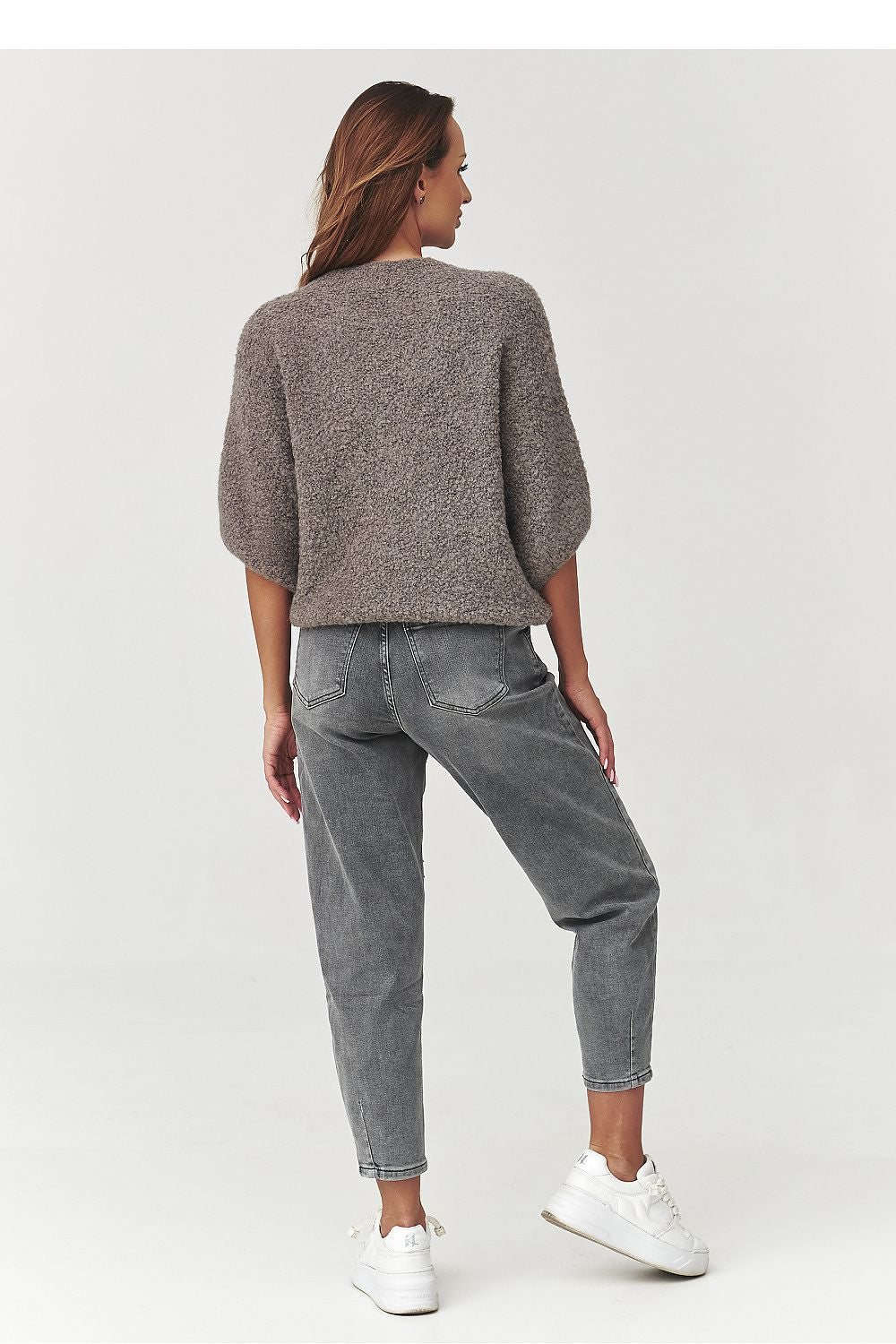 Elegant Makadamia jumper in soft cloud-like fabric, showcasing a loose fit and elbow-length sleeves in rich mocha tone.