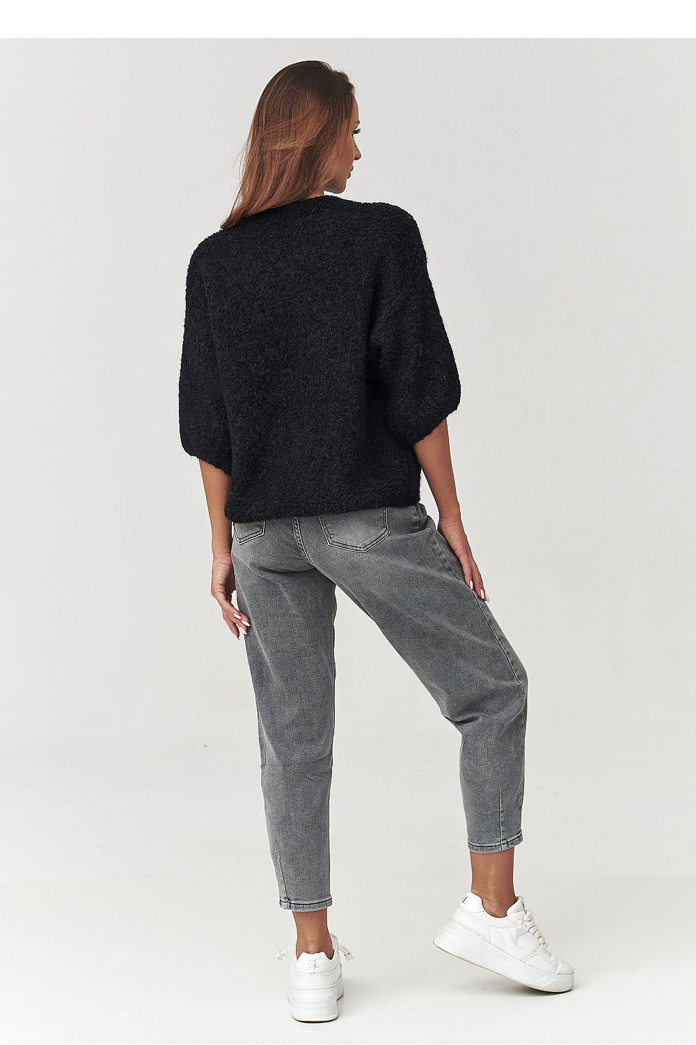 Stylish Makadamia Jumper in Classic Black - Effortlessly chic with an elegant loose cut, perfect for transitioning between casual and sophisticated outfits.