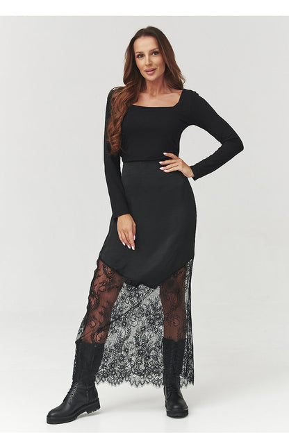 Stylish black long skirt featuring exquisite lace finish by Makadamia, ideal for pairing with ankle or knee-high boots for a chic look.