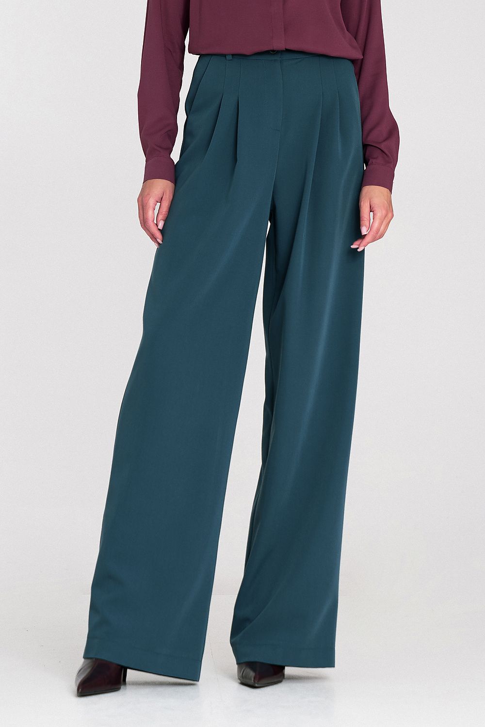 Elegant high waist wide leg trousers for women by Nife, showcasing decorative pleats and pockets, perfect for sophisticated office and formal outfits.