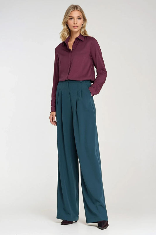 Luxurious women’s trousers by Nife featuring a relaxed fit and elegant design, ideal for enhancing the silhouette and providing comfort.