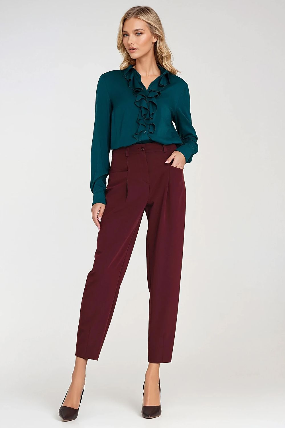 Luxurious high waist balloon-style trousers by Nife, designed for comfort and style, perfect for any modern woman's wardrobe.