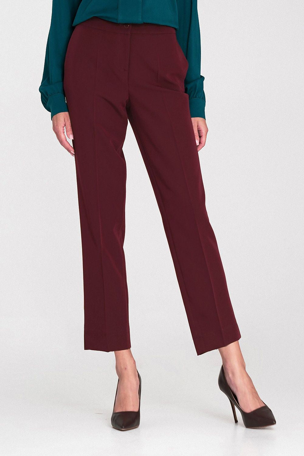 Elegant women's trousers by Nife featuring a tapered leg silhouette and stylish side slit, perfect for sophisticated office wear and chic casual outfits.