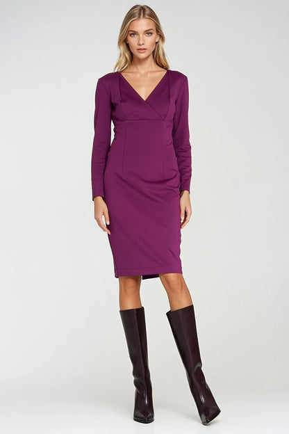 Elegant Nife daydress showcasing a fitted silhouette with a V-neckline and long sleeves, perfect for refined occasions.