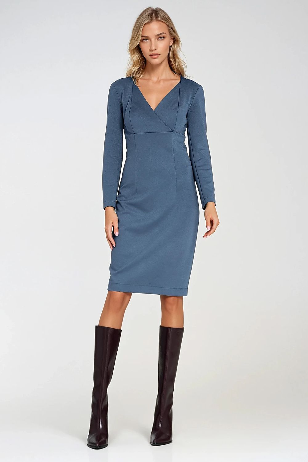 Nife elegant fitted daydress with V-neckline and long sleeves, showcasing a timeless silhouette, ideal for both work and special occasions.
