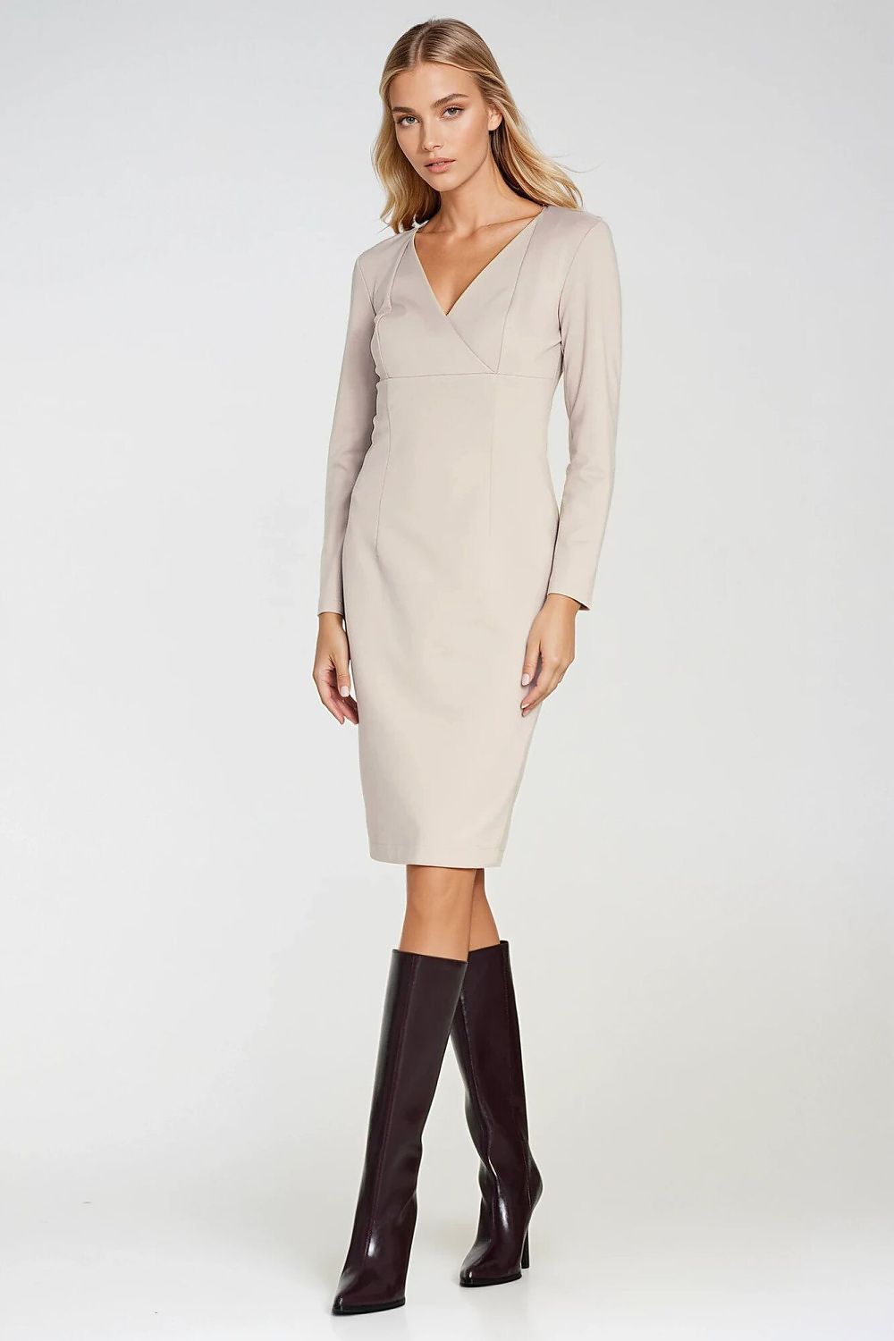 Elegant Nife Daydress in tailored fit featuring a V-neck and long sleeves, perfect for sophisticated occasions.