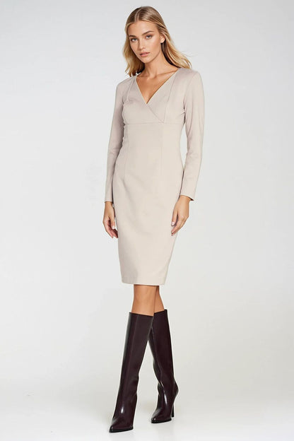 Elegant Nife Daydress in tailored fit featuring a V-neck and long sleeves, perfect for sophisticated occasions.