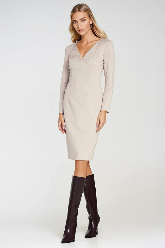 Elegant Nife Daydress in tailored fit featuring a V-neck and long sleeves, perfect for sophisticated occasions.
