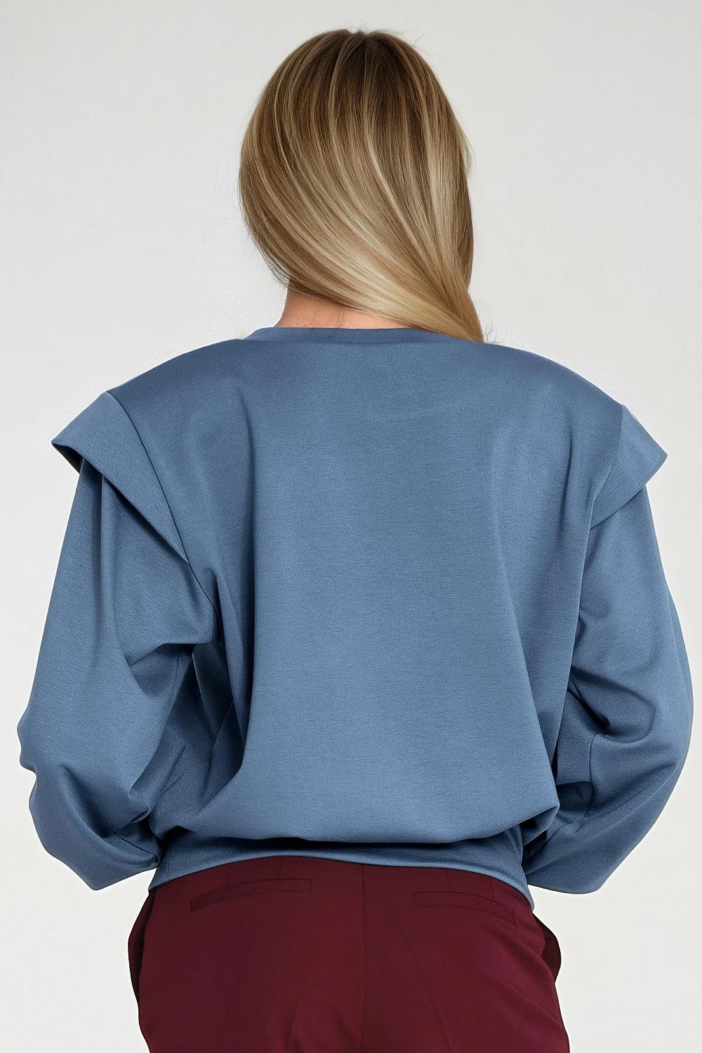 Elegant women's oversized sweatshirt by Nife, tailored with shoulder pads and ribbed cuffs, effortlessly combining comfort and high-fashion appeal.