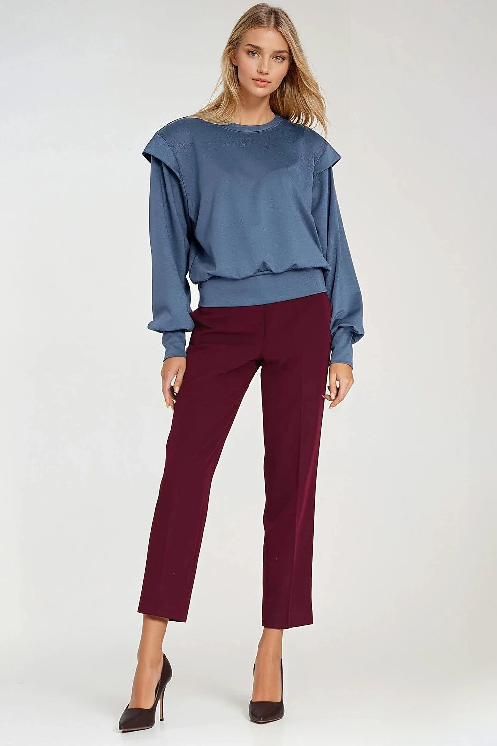 Luxurious women's oversized sweatshirt by Nife, featuring elegant shoulder pads and a modern design, available in sizes EU 36-42. Perfect for a stylish casual look.