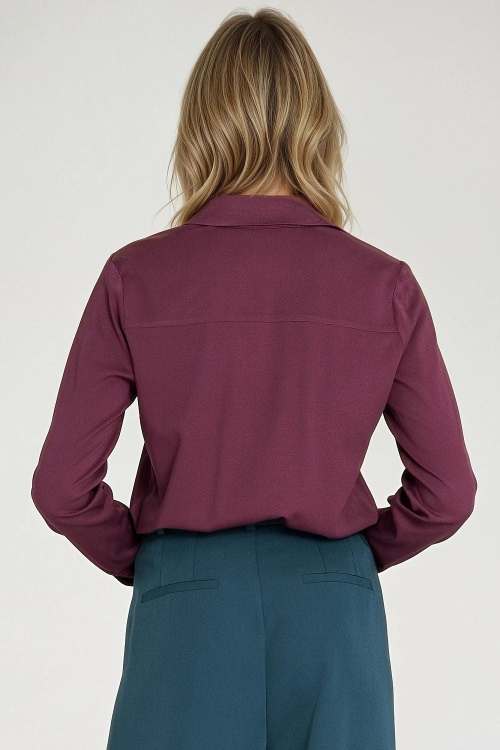 Nife women's shirt in elegant design with long sleeves and cuffs, demonstrating versatility for both formal and casual occasions.