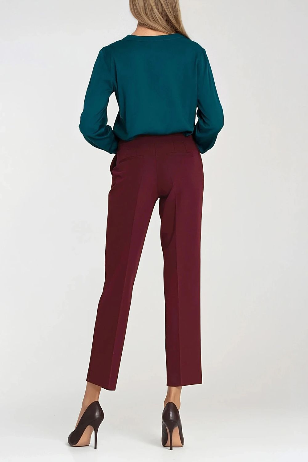 Luxurious long-sleeve women's blouse by Nife, featuring a timeless design with a slimming V-neckline and pleats for an elegant silhouette.