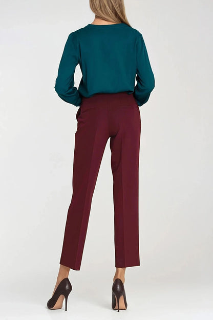 Luxurious long-sleeve women's blouse by Nife, featuring a timeless design with a slimming V-neckline and pleats for an elegant silhouette.