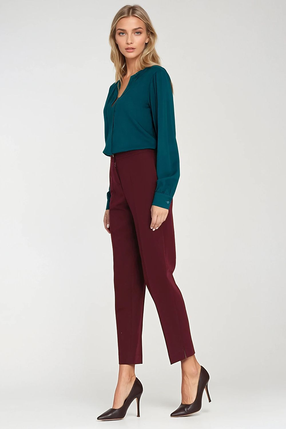 Nife classic viscose blouse, elegantly styled in sizes EU 36-42, perfect for enhancing both casual and office outfits.