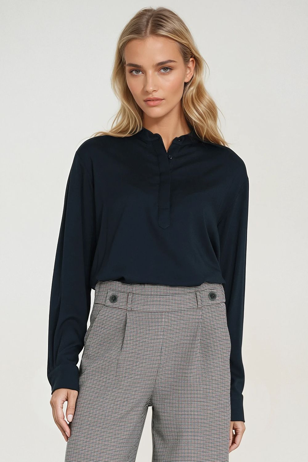 Nife modern oversized viscose blouse with polo neck, showcasing its elegant and luxurious design, crafted from 100% viscose for ultimate comfort and style.