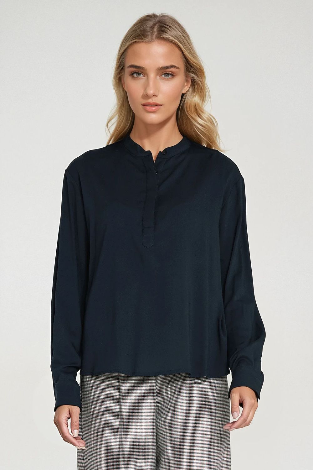 Close-up of Nife elegant oversized blouse made from 100% viscose, featuring a minimalistic style with buttoned placket and comfortable long sleeves ideal for everyday wear.