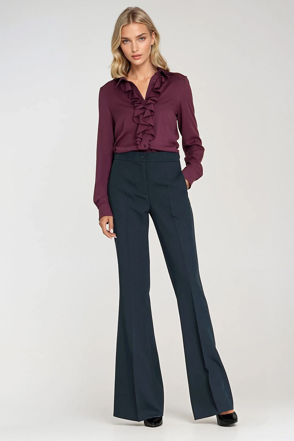 Elegant wide leg trousers for women by Nife, showcasing a fitted cut and medium waist, ideal for sophisticated office and daywear styling.