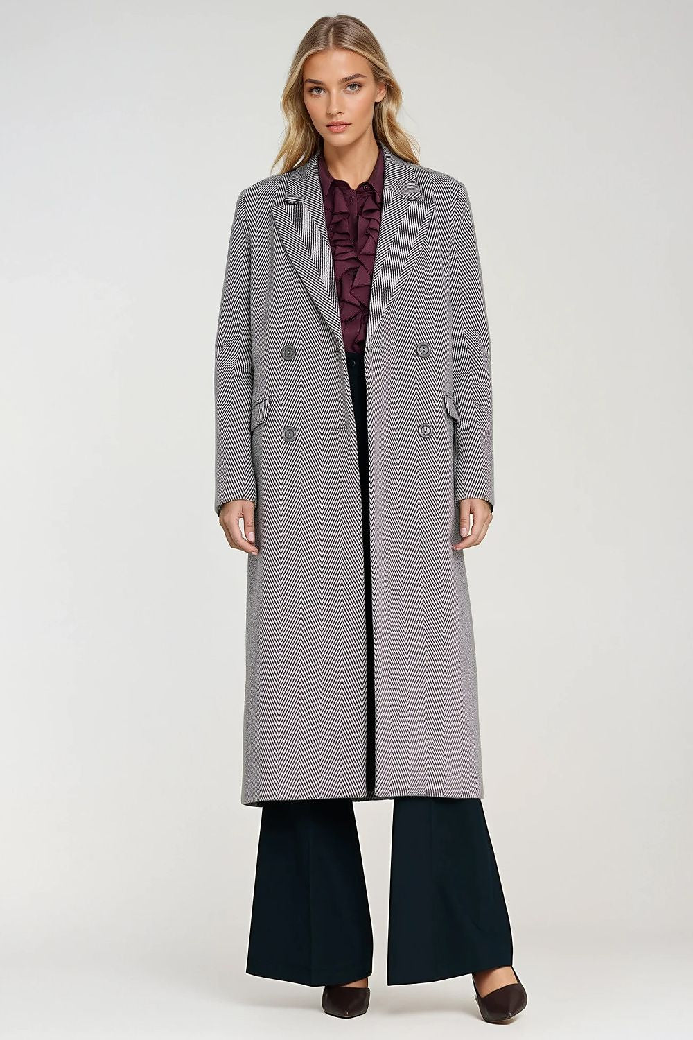 Elegant women's houndstooth flannel coat by Nife, featuring a sophisticated V-neckline, double-breasted closure, and stylish flap pockets, perfect for adding a luxurious touch to any outfit.