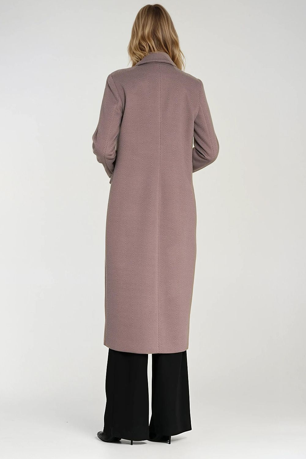 Elegant Women's Herringbone Flannel Coat by Nife in a stylish setting, demonstrating versatility for both casual and formal outfits with its timeless design.