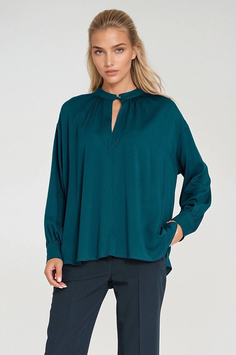 Elegant oversized viscose blouse by Nife featuring a sophisticated teardrop neckline, designed for comfort and style in sizes EU 36-42.