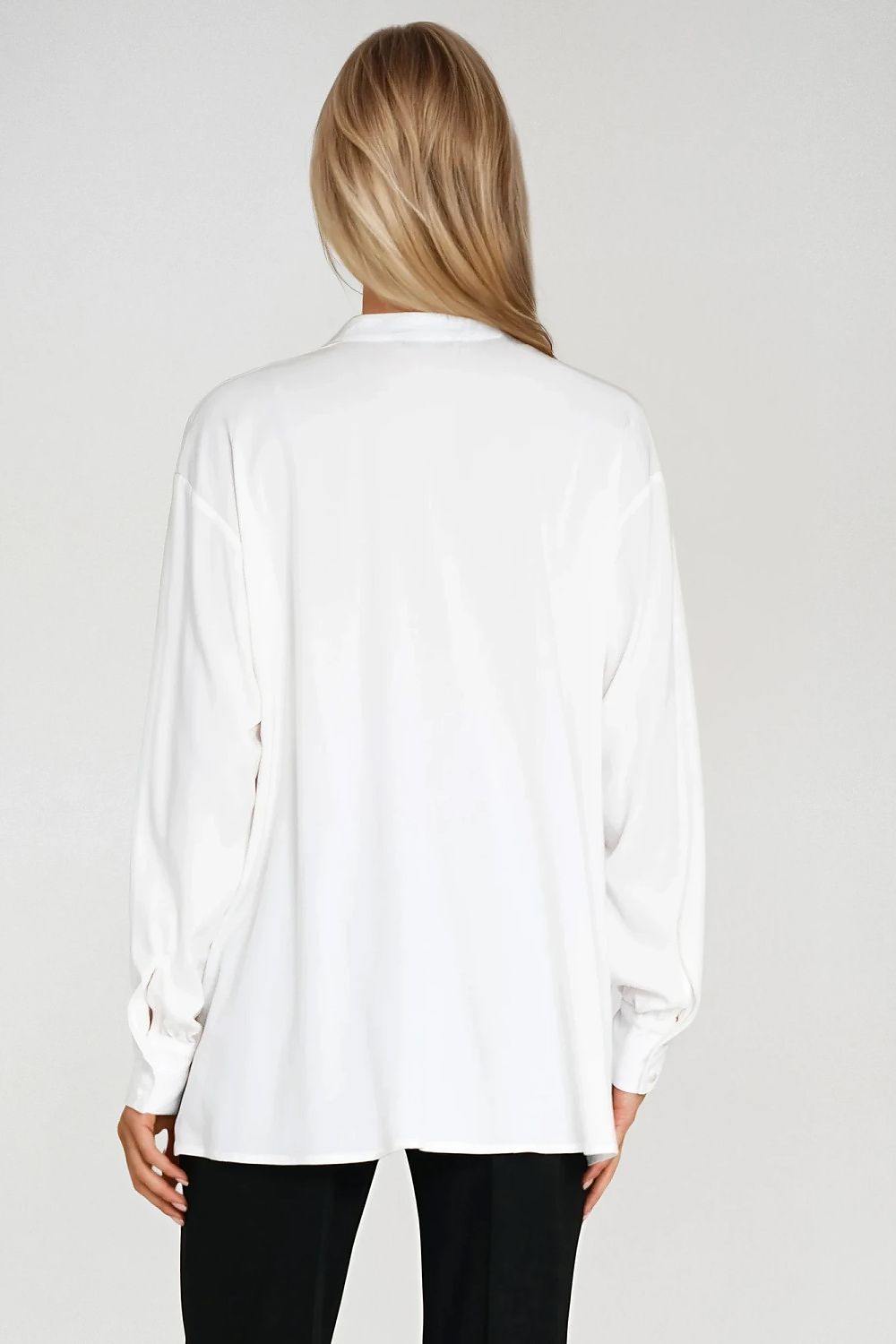 Versatile oversized blouse from Nife, made from 100% viscose, perfect for chic French-inspired outfits in sizes EU 36-42.