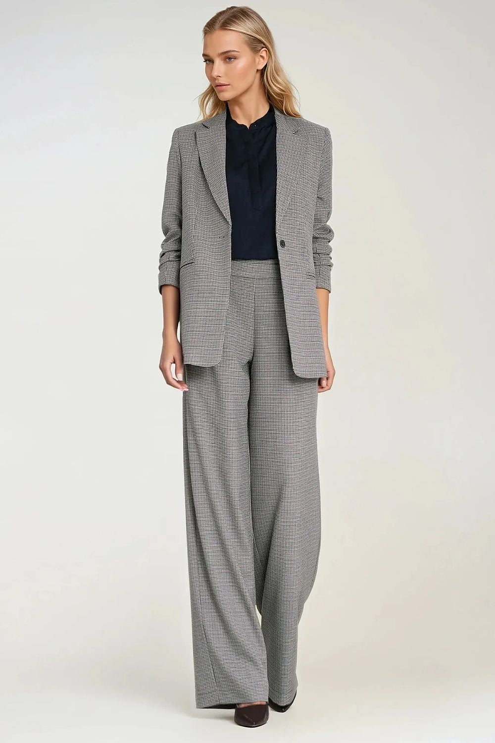 Luxurious houndstooth patterned jacket for women by Nife, showcasing a tailored fit with shoulder pads and stylish pleats, crafted for comfortable wear with imitation pockets.