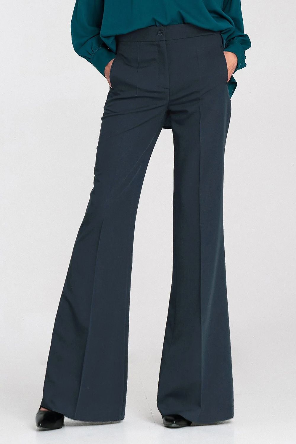 Nife's elegant women's trousers featuring pressed creases, perfect for both formal and casual occasions with a touch of class.