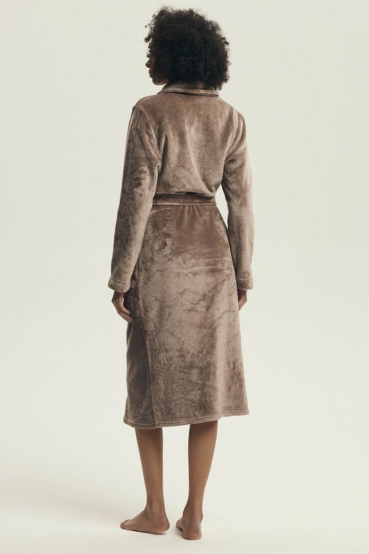 Chic Henderson women's dressing gown, designed with a waist tie and semi-circular bottom for a flattering fit, available in sizes S-XL/XXL.