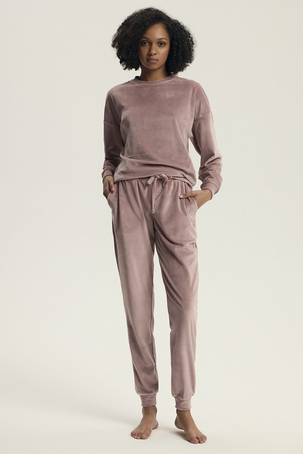 Henderson luxurious men's tracksuit set featuring a comfortable sweatshirt and pants, ideal for everyday wear. Elegant design with ribbed cuffs and slip pockets, perfect for casual styling.